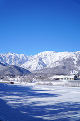 雪景色の白馬村と北アルプス