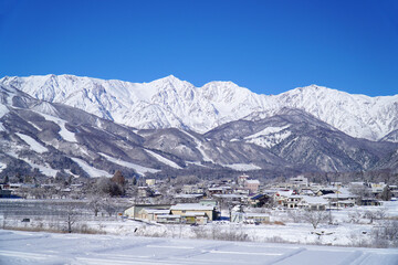 雪景色の白馬村と北アルプス