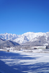 雪景色の白馬村と北アルプス
