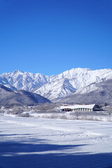 雪景色の白馬村と北アルプス