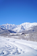 雪景色の白馬村と北アルプス