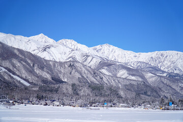 雪景色の白馬村と北アルプス