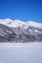 雪景色の白馬村と北アルプス
