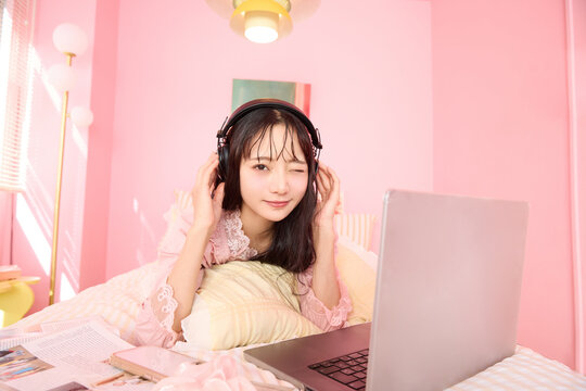 かわいい部屋でパジャマを着てリラックスする若いアジアの女性のポートレート
