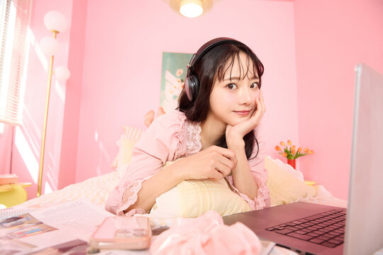 かわいい部屋でパジャマを着てリラックスする若いアジアの女性のポートレート