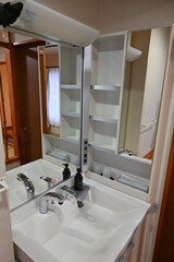 鏡と収納を備えたモダンな洗面化粧台