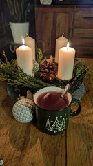 Adventskranz und tasse tee
 