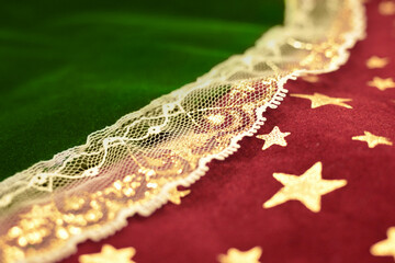 アンティークなクリスマスカラーの布のクローズアップ　レース　星柄