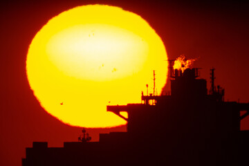 太陽と横切る船橋20250101