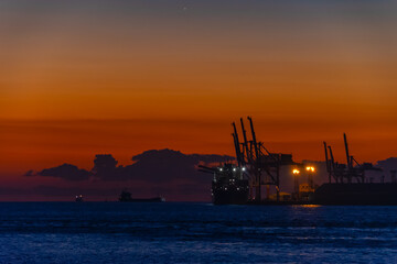 朝焼け空の下の埠頭20251122