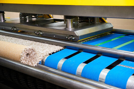 Automatic industrial line for washing and cleaning carpets