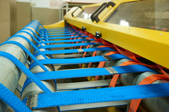 Automatic industrial line for washing and cleaning carpets