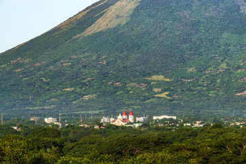 Fototapeta premium Beautiful Daytime Landscape View of San Miguel city and Chaparrastique Volcano in El Salvador