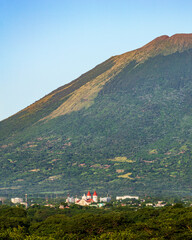 Naklejka premium Beautiful Daytime Landscape View of San Miguel city and Chaparrastique Volcano in El Salvador