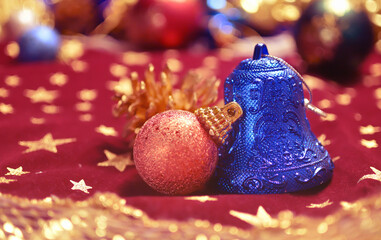 ベルとボール型のクリスマスオーナメント　クリスマス飾りの背景装飾　パーティー