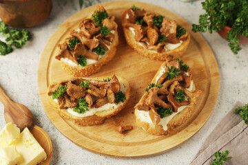 Svamptoast sandwich - a traditional dish of Sweden, open sandwiches with chanterelle mushrooms	