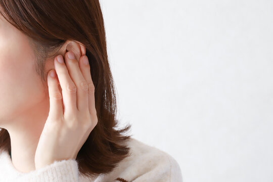 耳の違和感を感じる女性　耳鼻科
