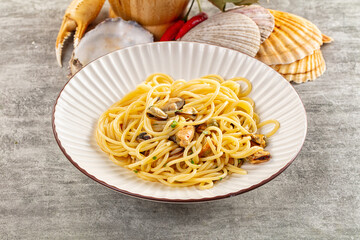 Pasta spaghetti with mussels and oil