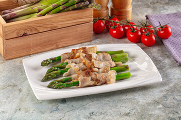 Boiled asparagus with roasted bacon