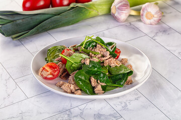 Salad with canned tuna and spinach