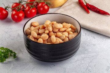 Canned white beans in the bowl