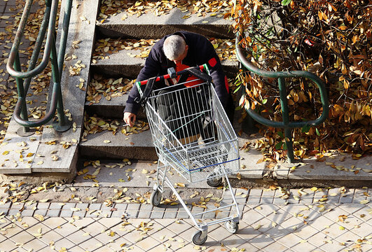 Pobre indigente con hambre y triste en las escaleras
