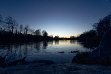 Ufer der Ammer bei Weilheim in Oberbayern