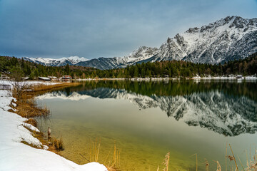 Spiegelung der Berge im Lautersee bei leichtem Schnee