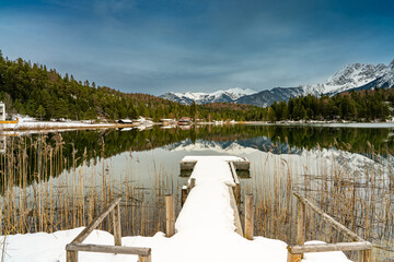 Spiegelung der Berge im Lautersee bei leichtem Schnee