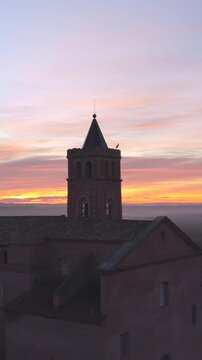 Amanecer rojo en iglesia, vista a&eacute;rea