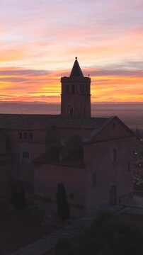 Amanecer rojo en iglesia, vista a&eacute;rea