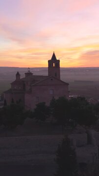 Amanecer rojo en iglesia, vista a&eacute;rea