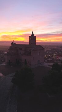 Amanecer rojo en iglesia, vista a&eacute;rea