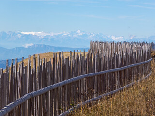gewundener Holzzaun auf einer Alm in den Bergen
