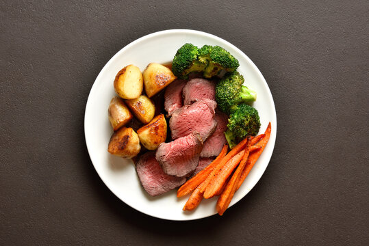 Sunday Roast with roasted beef, carrots, crispy potato and brocc