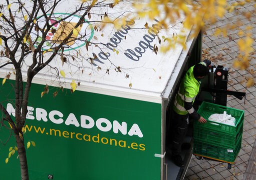 Cami&oacute;n de reparto y repartidor de Mercadona con pedido a domicilio