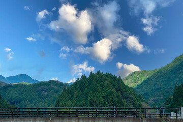 橋のある山間部の風景