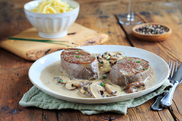 Rindersteaks mit Champignonrahm und Sp&auml;tzle