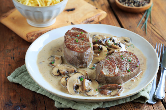 Kalbsmedaillons in Pilzrahm und Sp&auml;tzle