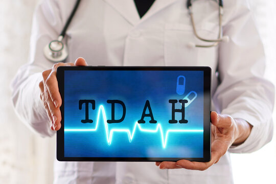 TDAH. conceptos medicos y de salud mental. mujer doctor con el diagnostico escrito en su tablet digital