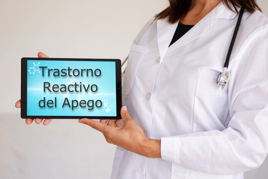 TRASTORNO REACTIVO DEL APEGO. conceptos medicos y de salud mental. mujer doctor con el diagnostico escrito en su tablet digital