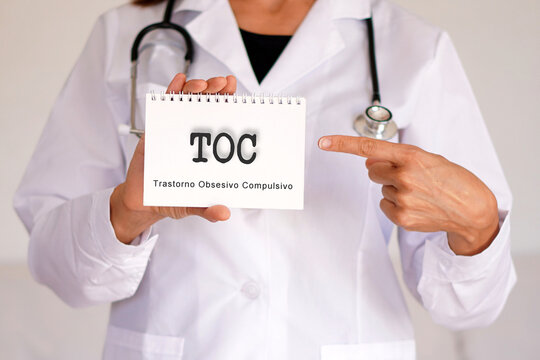 TOC. trastorno obsesivo compulsivo. conceptos medicos y de salud mental. mujer doctor con el diagnostico en su libreta