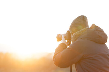 写真を撮る男性