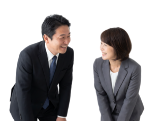 柔らかな表情で語り合う日本人教師の穏やかなコミュニケーションシーン｜背景なし・透過PNG・コピースペース