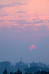 冬空の霞に沈む夕陽