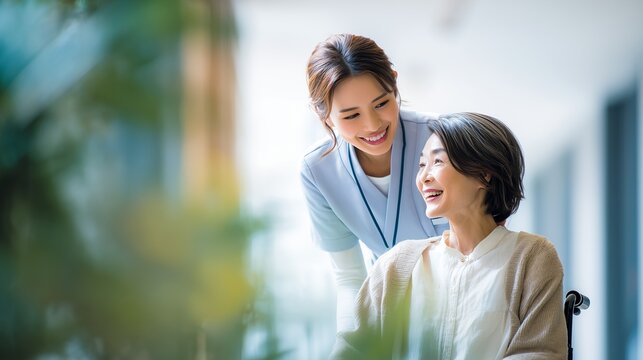 看護師が寄り添う高齢患者　安心感のある病院の医療現場