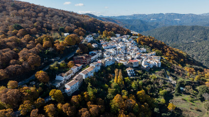 vista del municipio de Pujerra en la estaci&oacute;n del oto&ntilde;o del valle del Genal, Andaluc&iacute;a