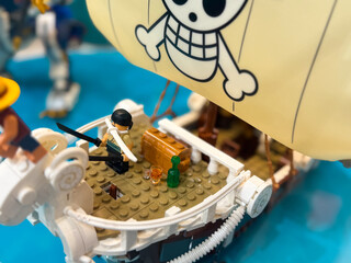 Naklejka premium Pirate ship model with character on deck