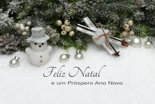 Cart&atilde;o de Natal: Sauda&ccedil;&otilde;es de Natal em portugu&ecirc;s com uma cena de inverno, um boneco de neve e decora&ccedil;&otilde;es natalinas. Feliz Natal e um pr&oacute;spero Ano Novo