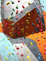 カラフルなホールドが並ぶボルダリング壁